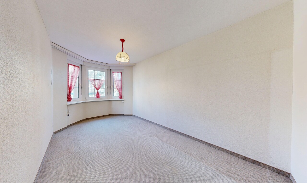 pièce vide avec inside property, lumière naturelle, natural light, moquette, et carpet