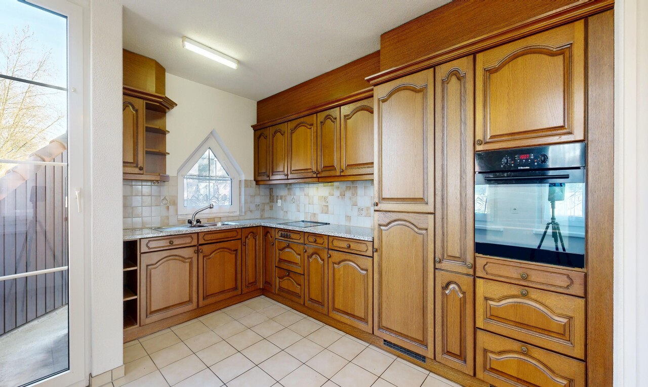 cuisine avec étagères ouvertes, open shelves, armoires en arc, arched cabinets, et armoires marron moyen