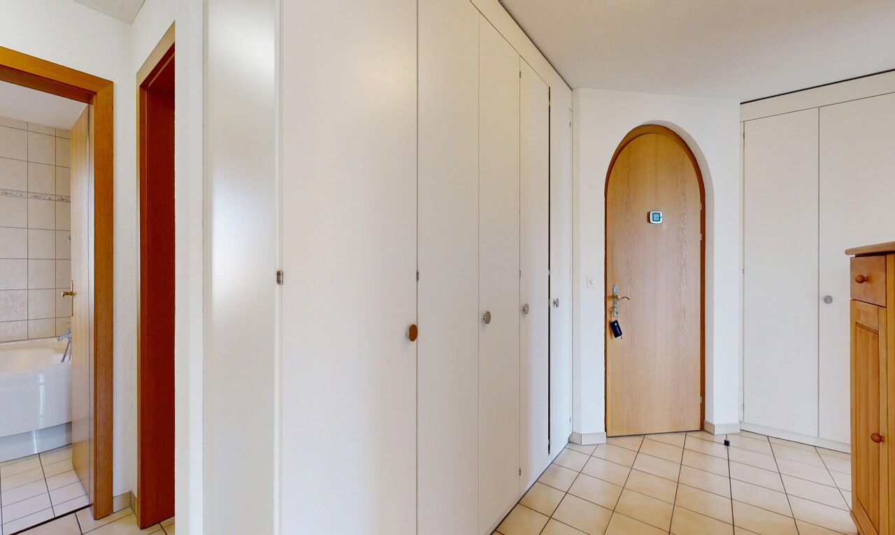 couloir avec passages en arc, inside property, tile floor, sol en carrelage, et light floor