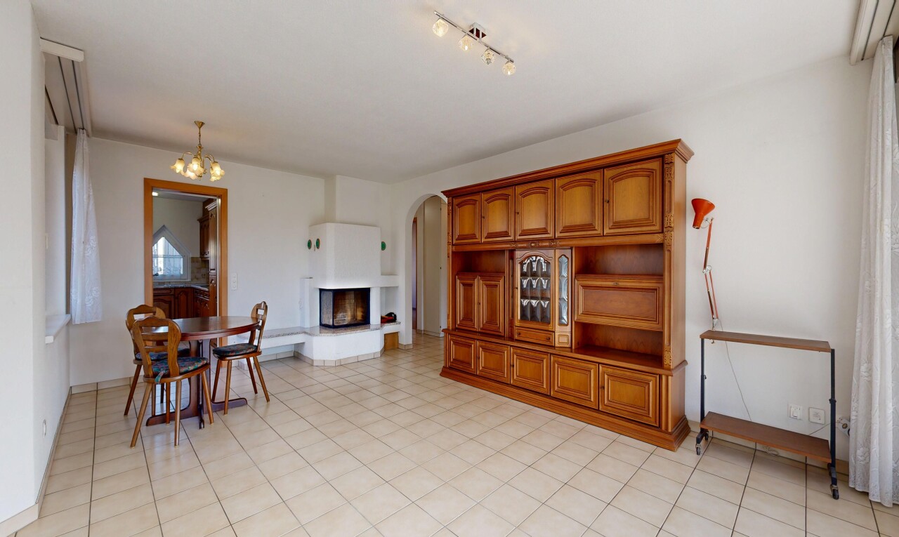 salle à manger avec passages en arc, light floor, lustre remarquable, cloison sèche, et drywall