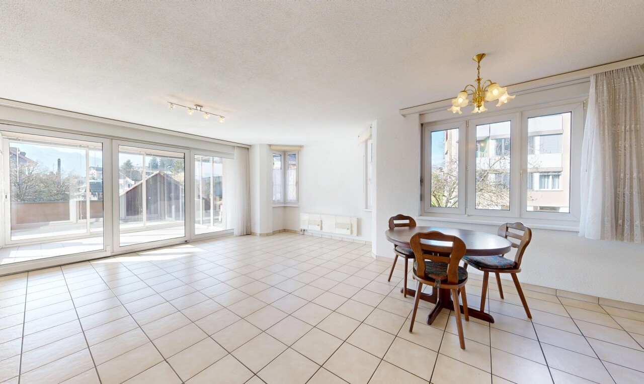 salle à manger avec lustre remarquable, inside property, light floor, lumière naturelle, et natural light