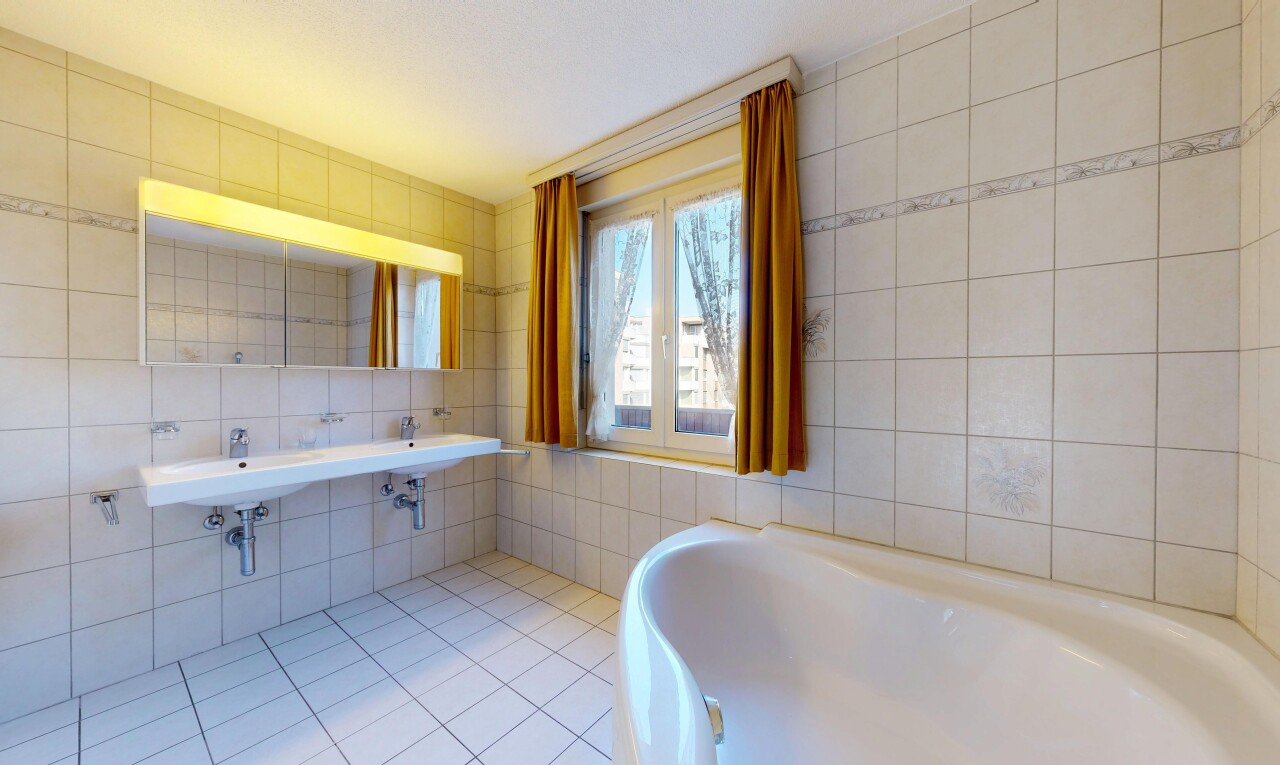 salle de bains avec mur en carrelage, tile wall, miroir, salle de bain complète, et lumière naturelle