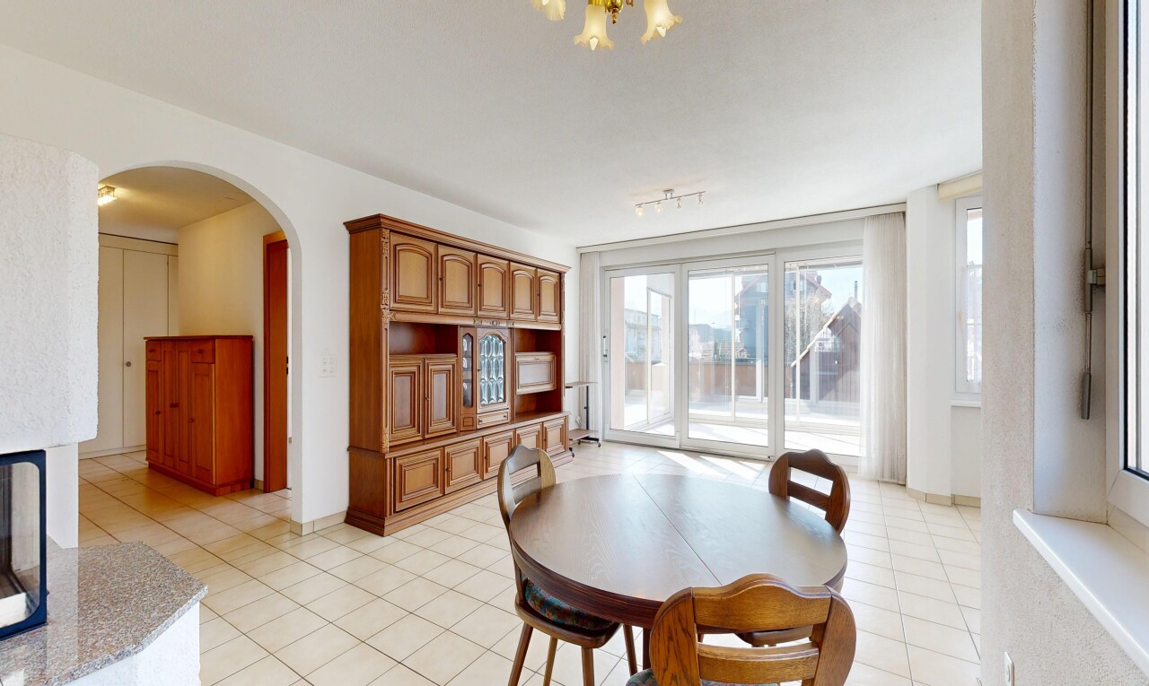 salle à manger avec passages en arc, light floor, inside property, drywall, et cloison sèche