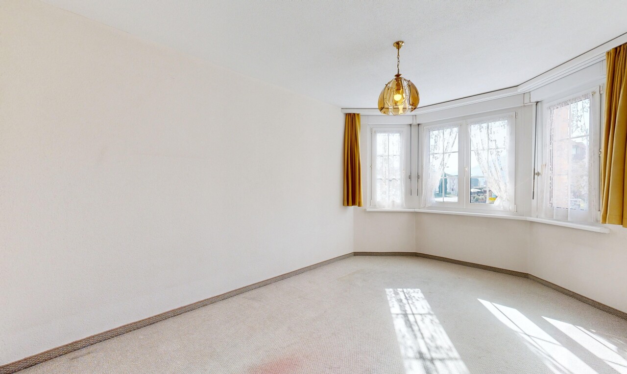 pièce vide avec carpet, moquette, natural light, lumière naturelle, et drywall