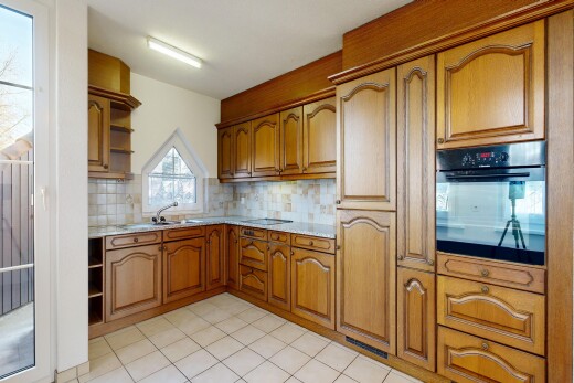 cuisine avec étagères ouvertes, open shelves, armoires en arc, arched cabinets, et armoires marron moyen