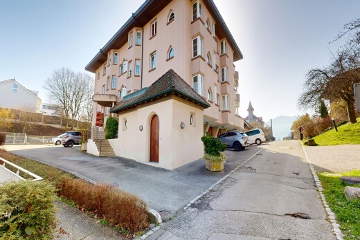 extérieur du bâtiment avec day time et parking