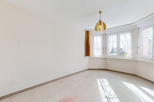 pièce vide avec carpet, moquette, natural light, lumière naturelle, et drywall