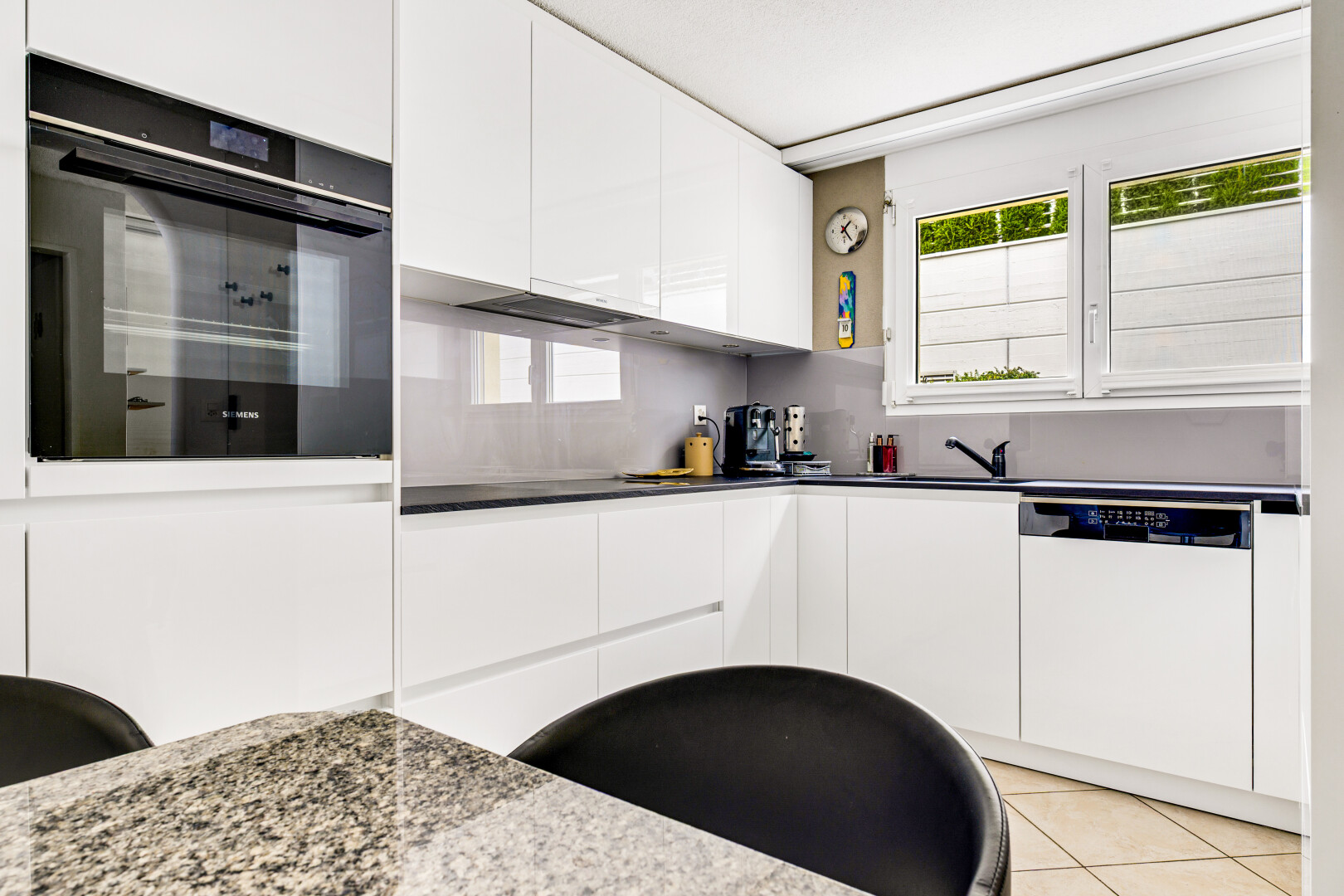 küche mit weiße schränke, natürliches licht, natural light, schränke mit flachen paneelen, und ofen