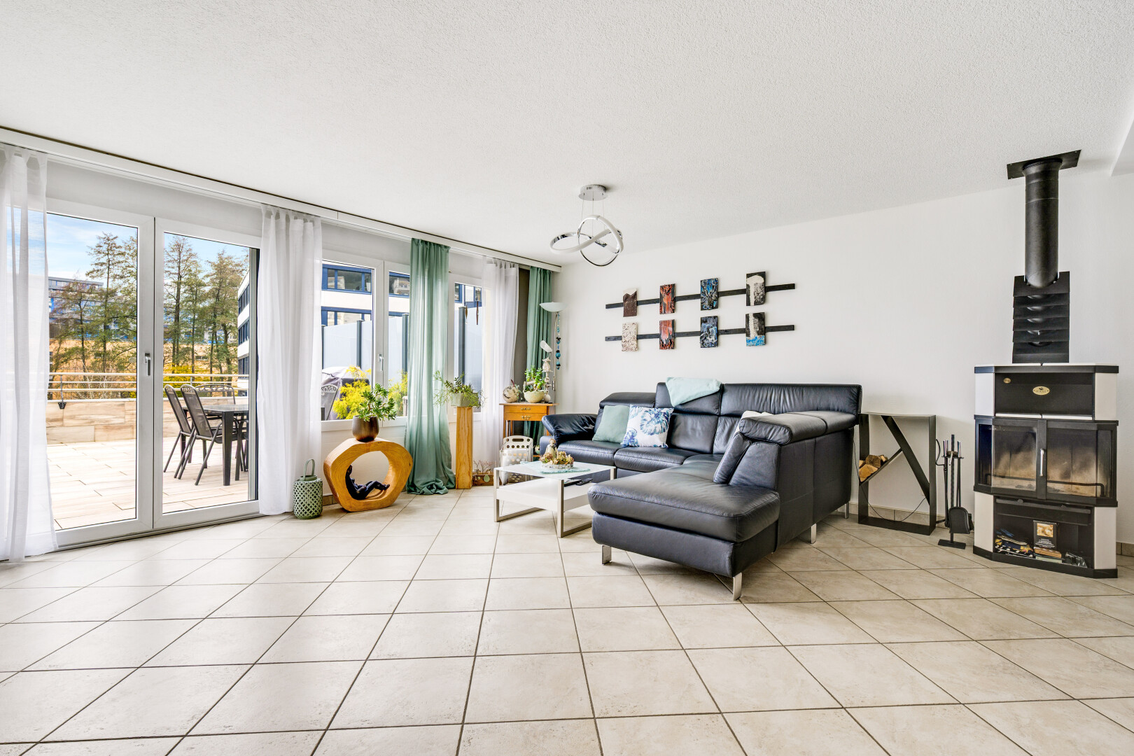 wohnzimmer mit holzofen, natürliches licht, natural light, fliesenboden, und tile floor