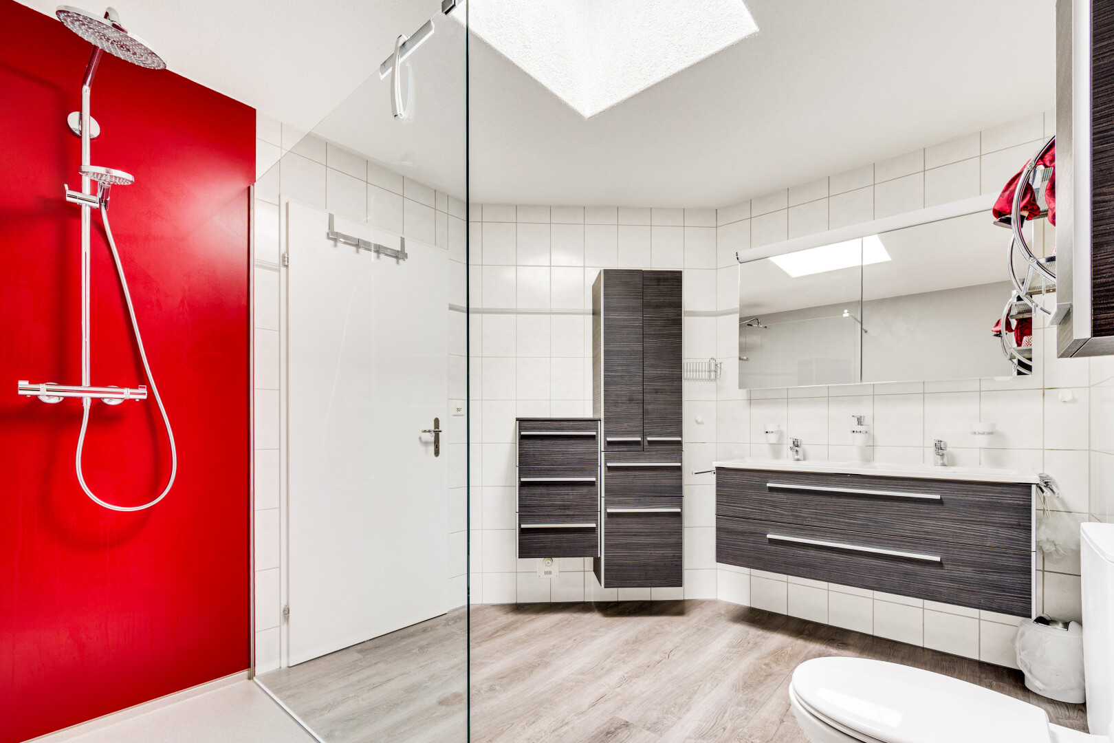 bad mit spiegel, schminktisch, dusche, komplettes badezimmer, und tile wall