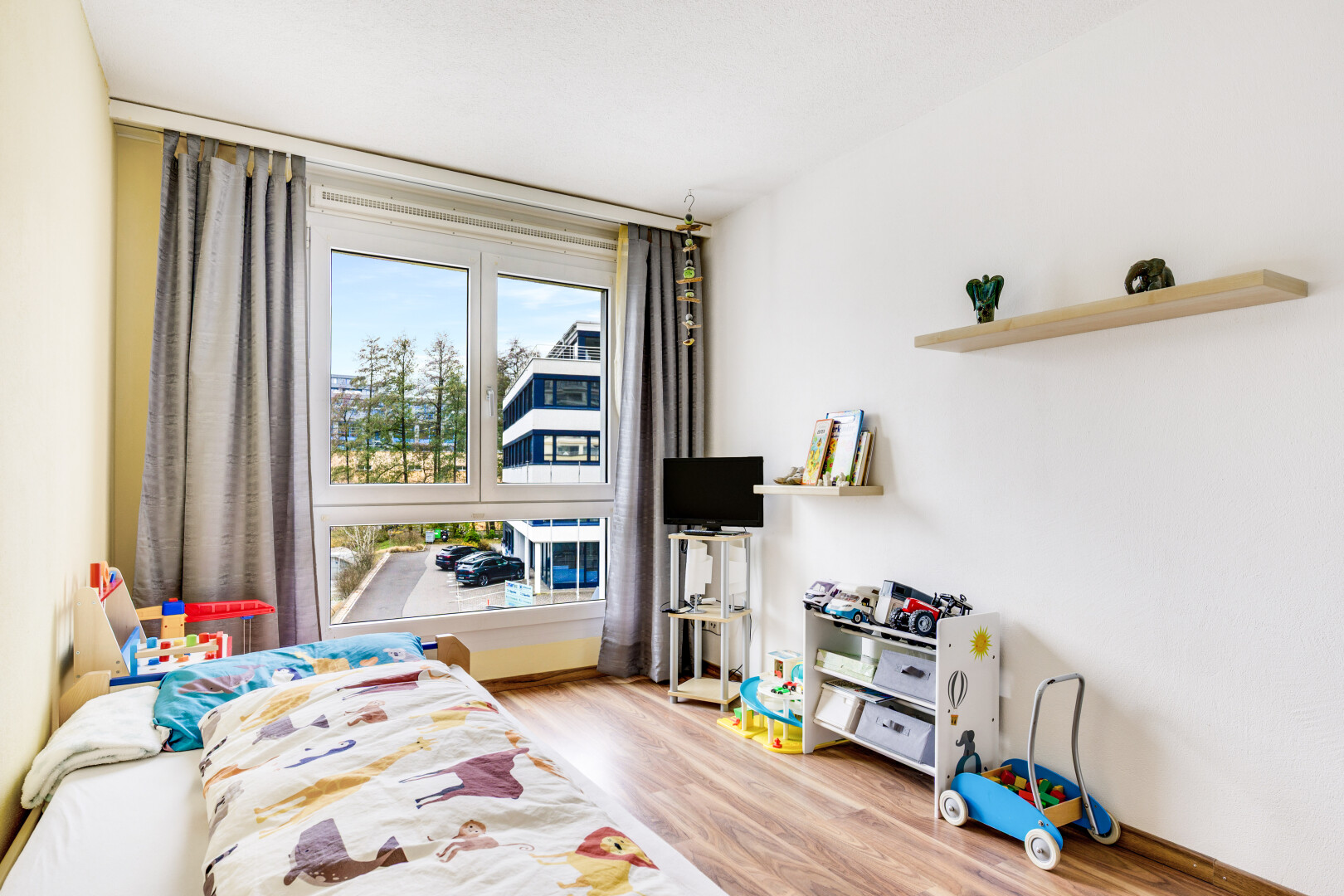 zimmer / schlafzimmer mit inside property, wood finish floor, holzfußboden, natural light, und natürliches licht