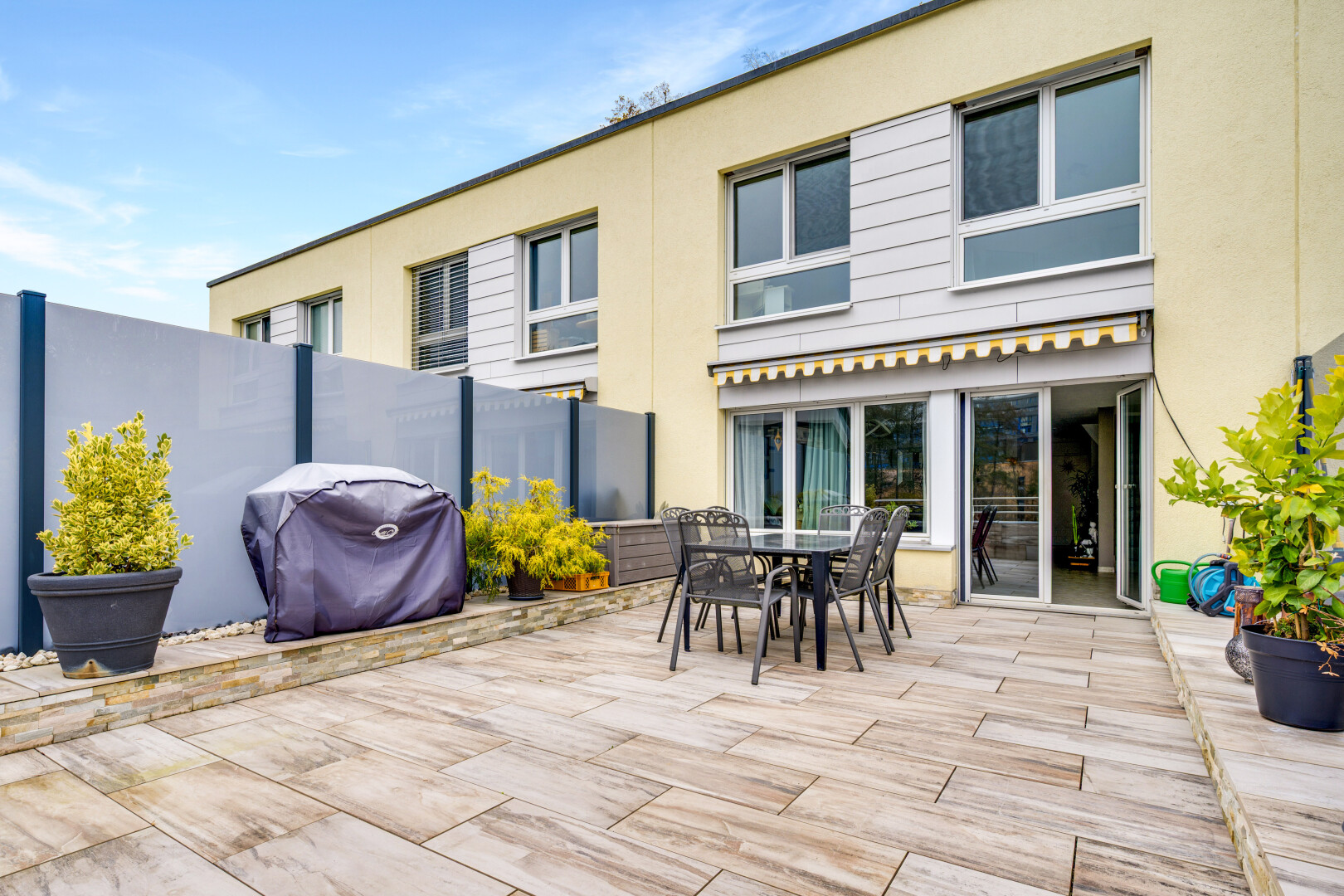 terrasse mit markise, grill, property visible, essbereich im freien, und zaun