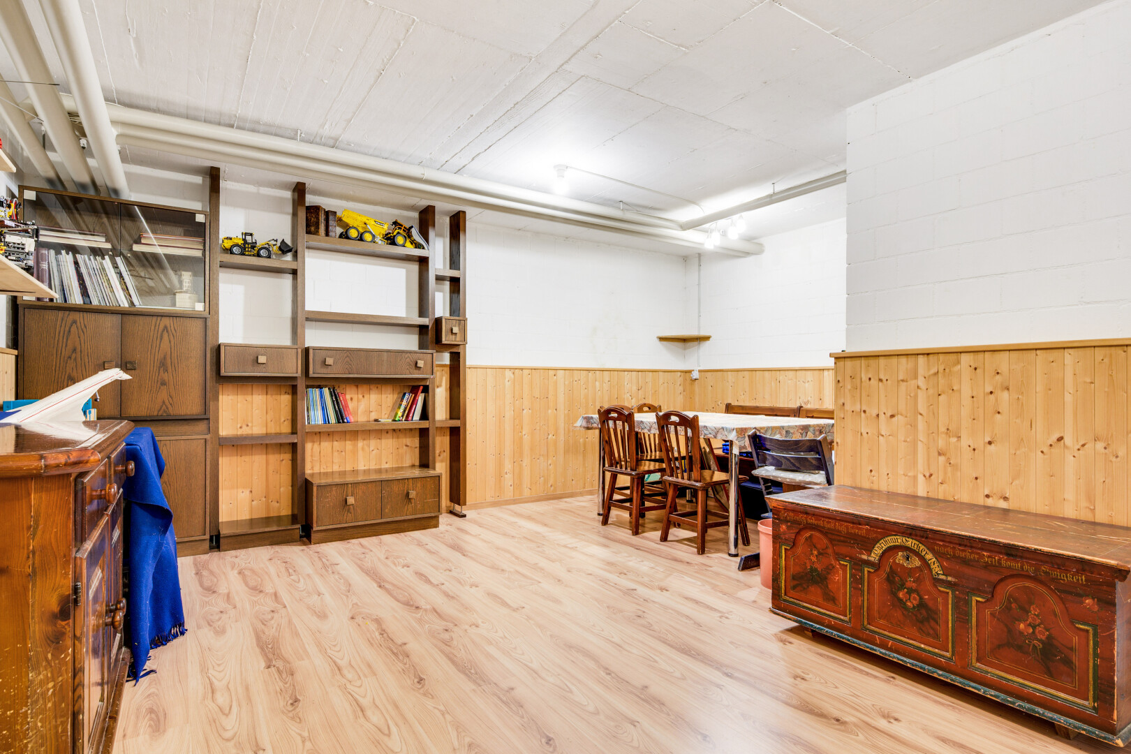 büro mit wood wall, holzwand, wainscot wall, vertäfelungswand, und wood finish floor