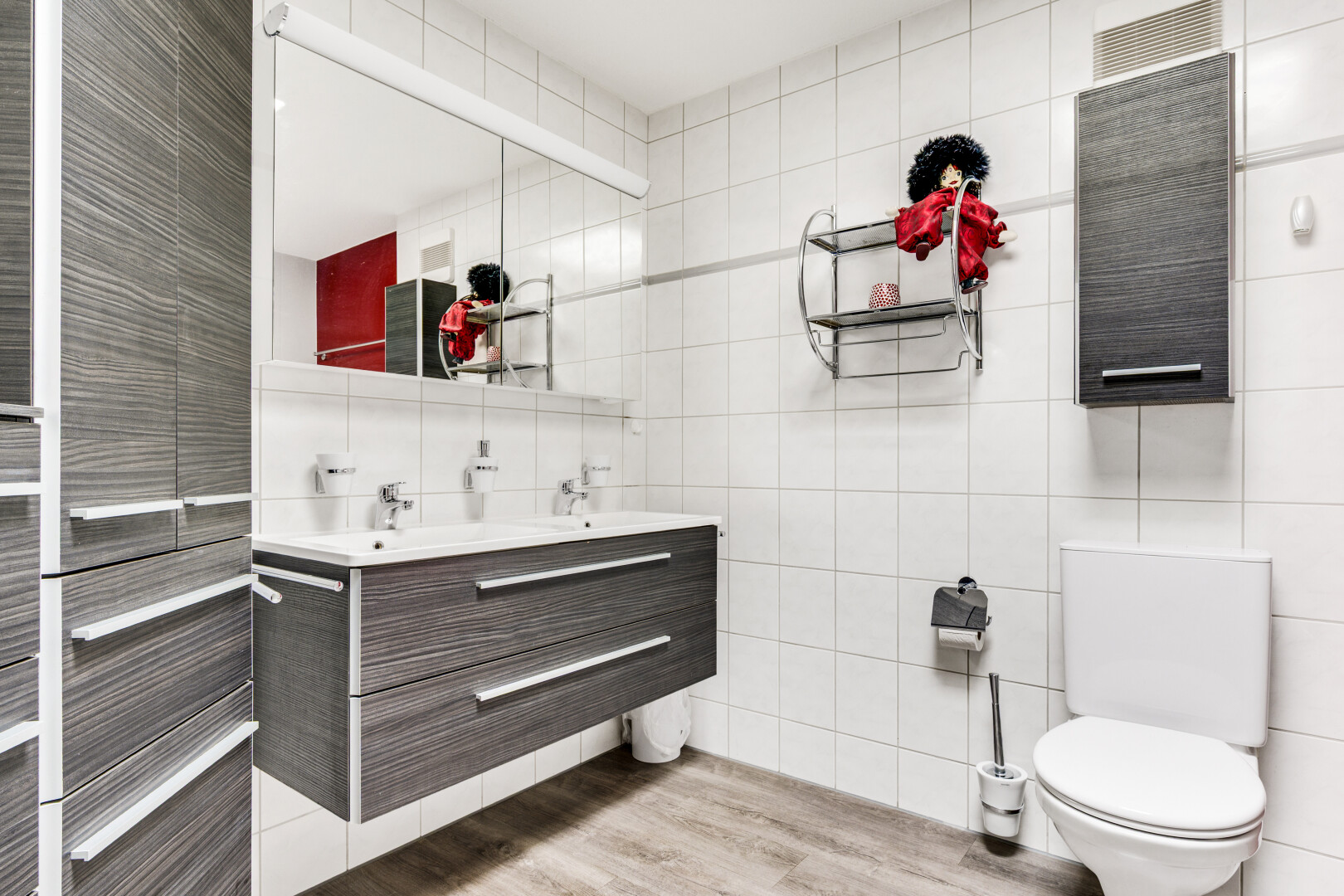 bad mit tile wall, fliesenwand, doppelwaschtisch, wood finish floor, und holzfußboden