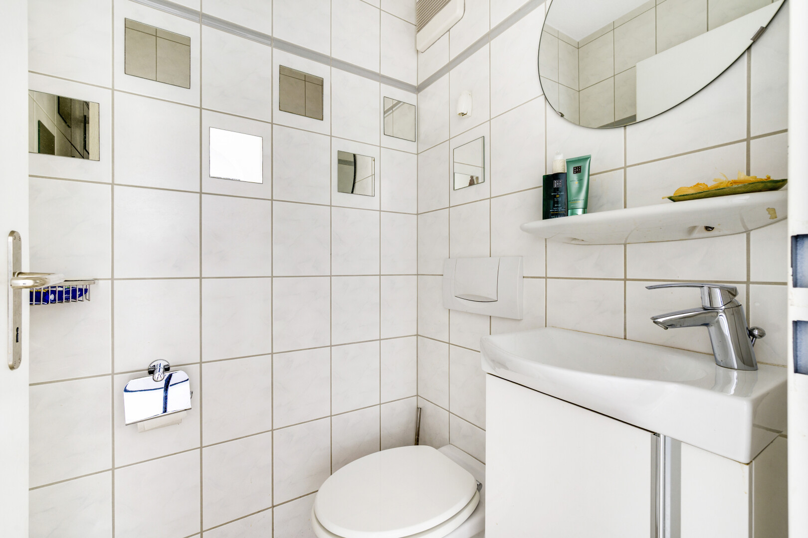 bad mit gäste-wc, spiegel, schminktisch, toilette, und inside property