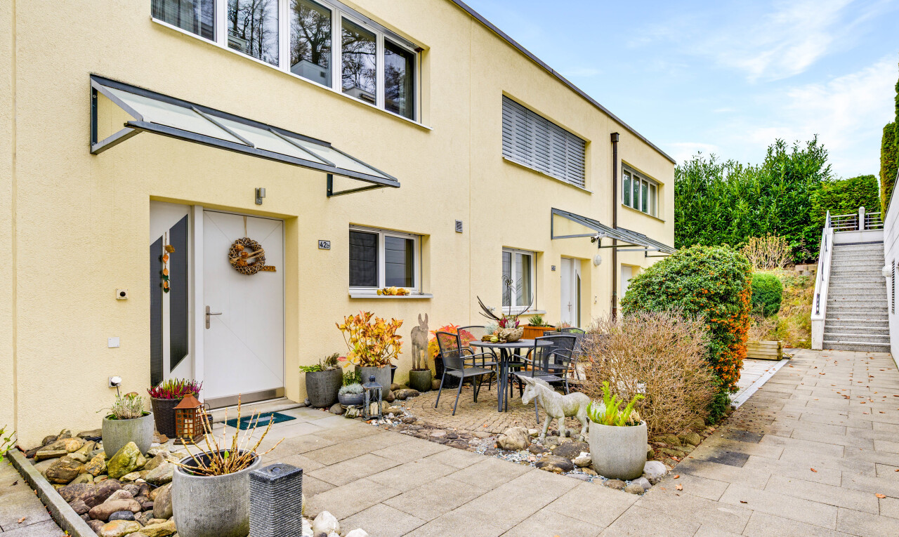 außenansicht mit terrasse, property visible, stuckverkleidung, treppen, und day time