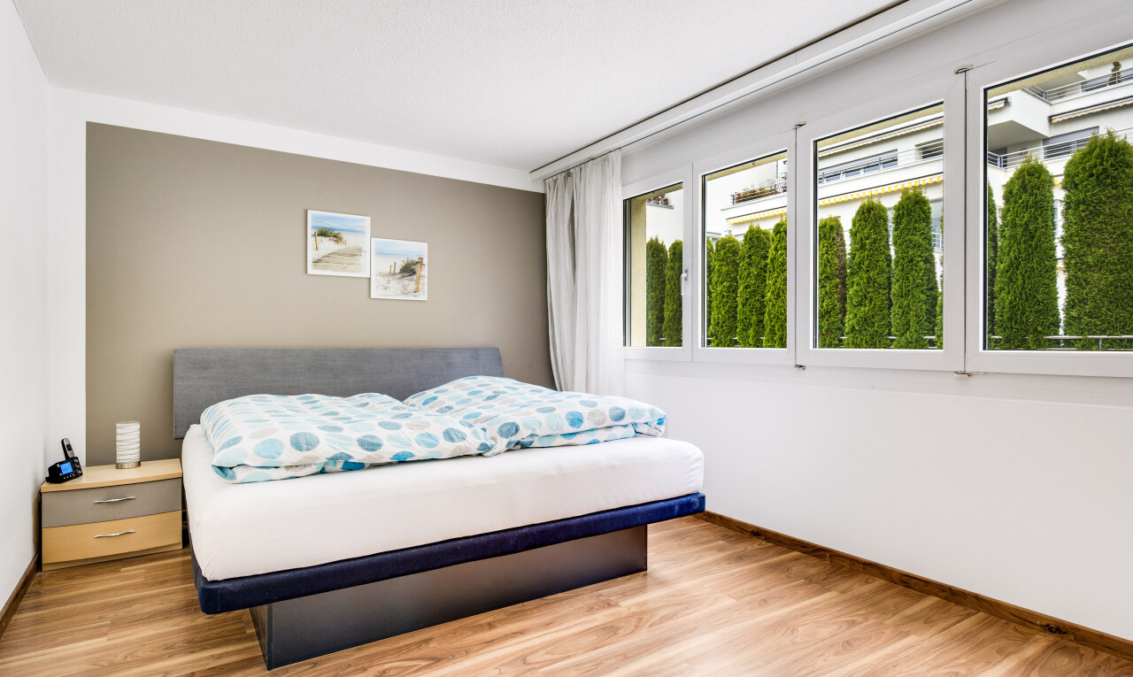 zimmer / schlafzimmer mit drywall, gipskartonwand, inside property, wood finish floor, und holzfußboden