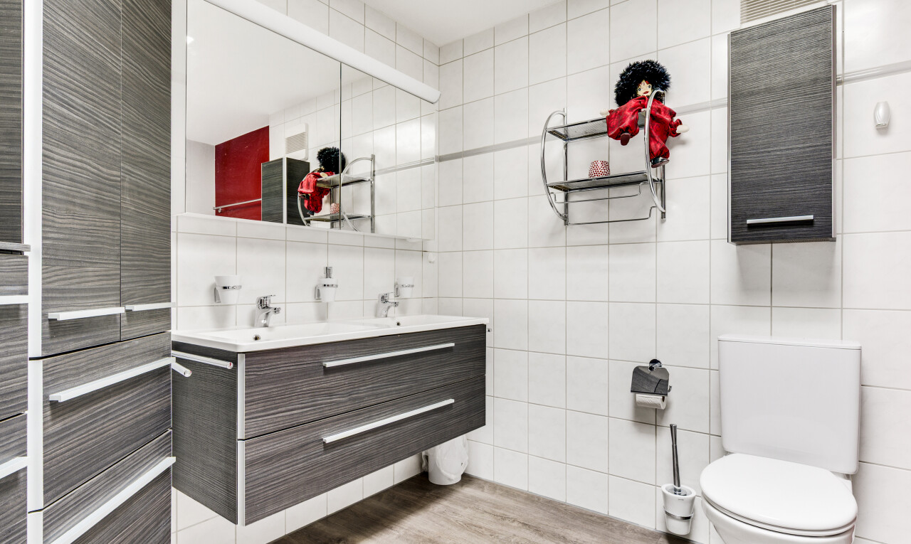 bad mit tile wall, fliesenwand, doppelwaschtisch, wood finish floor, und holzfußboden