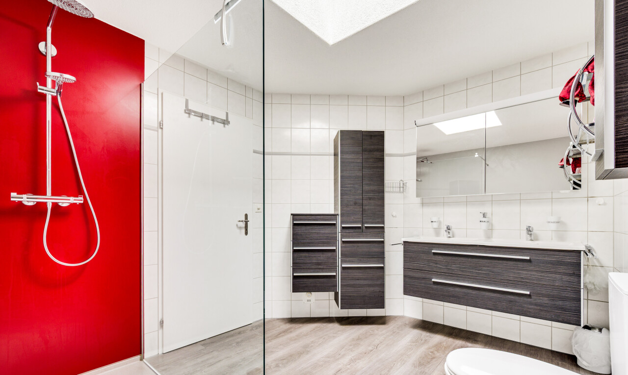 bad mit spiegel, schminktisch, dusche, komplettes badezimmer, und tile wall