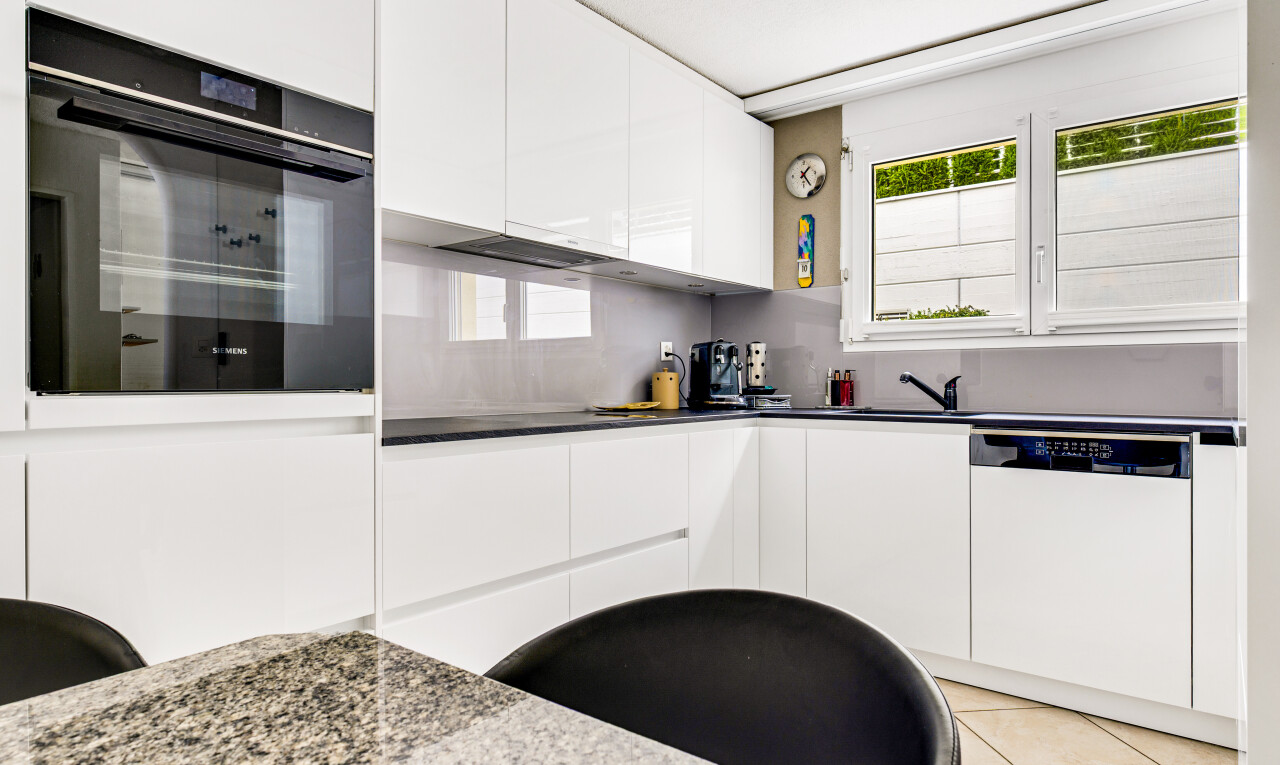 küche mit weiße schränke, natürliches licht, natural light, schränke mit flachen paneelen, und ofen