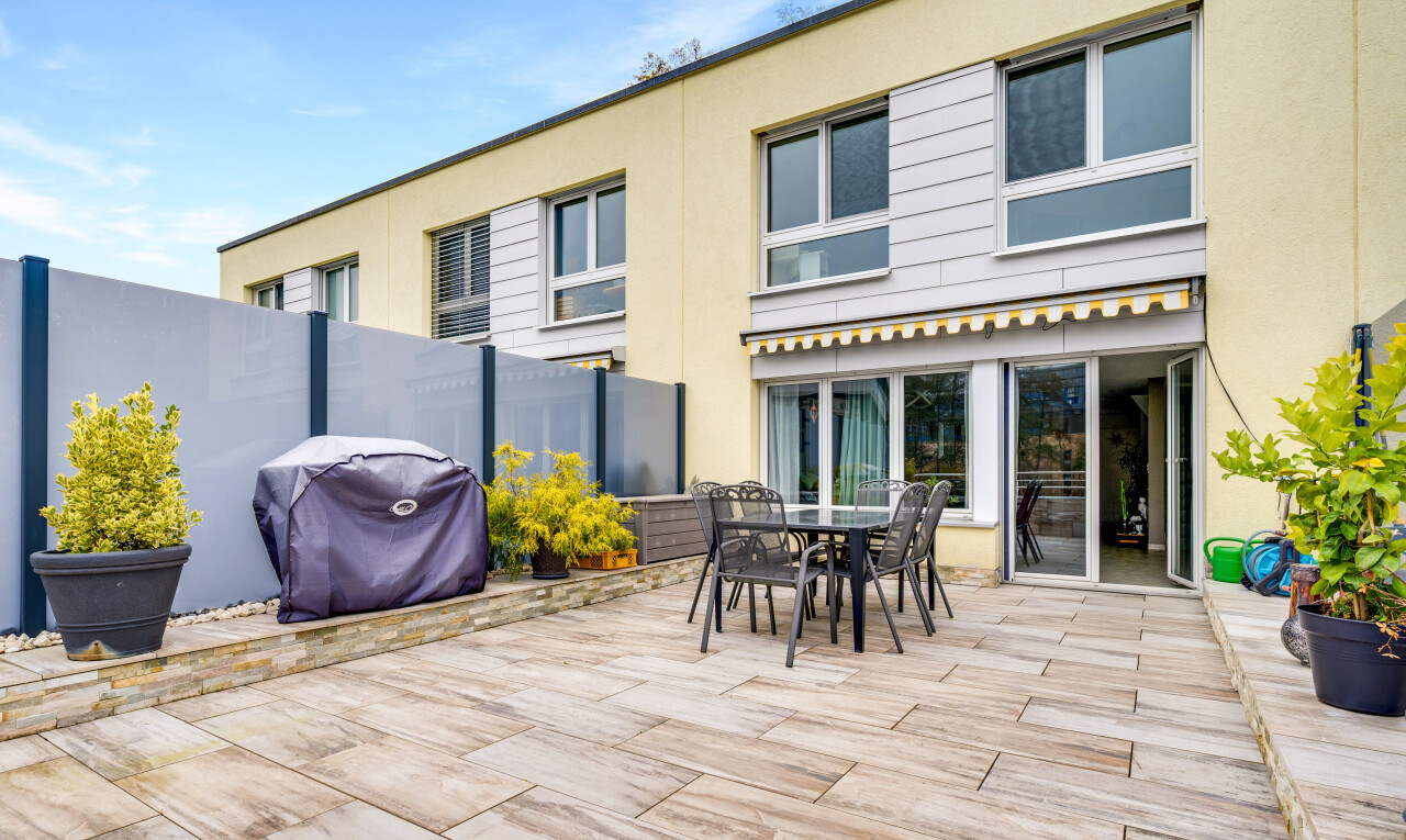 terrasse mit markise, grill, property visible, essbereich im freien, und zaun