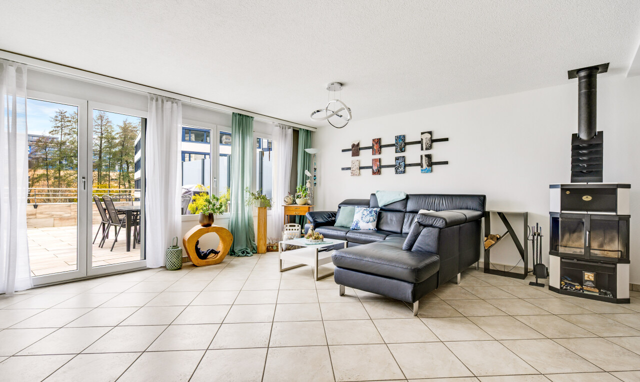 wohnzimmer mit holzofen, natürliches licht, natural light, fliesenboden, und tile floor