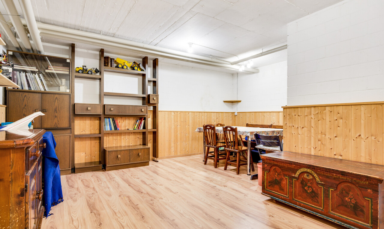 büro mit wood wall, holzwand, wainscot wall, vertäfelungswand, und wood finish floor