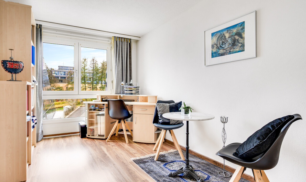 büro mit day time, natural light, natürliches licht, bürobereich, und wood finish floor