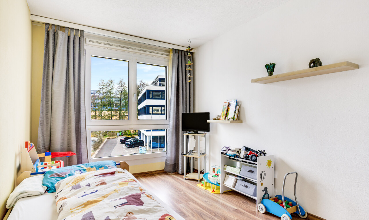 zimmer / schlafzimmer mit inside property, wood finish floor, holzfußboden, natural light, und natürliches licht