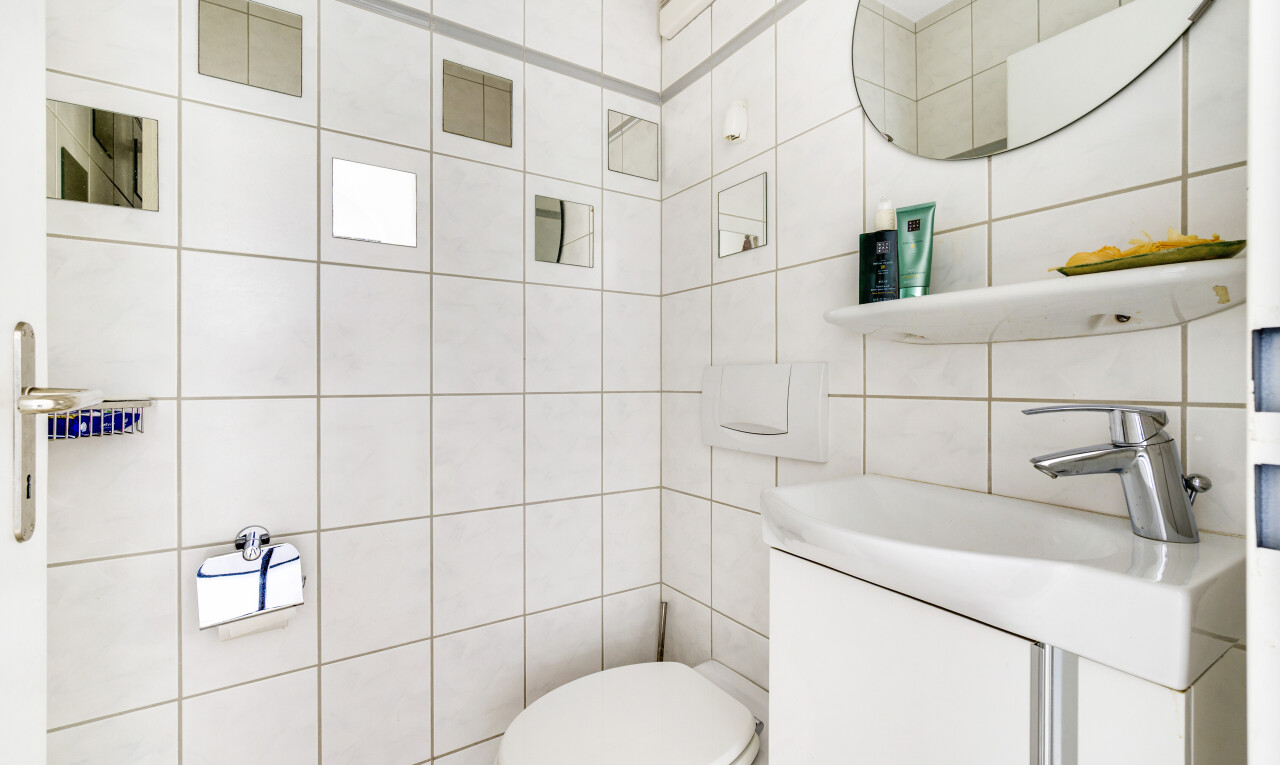 bad mit gäste-wc, spiegel, schminktisch, toilette, und inside property