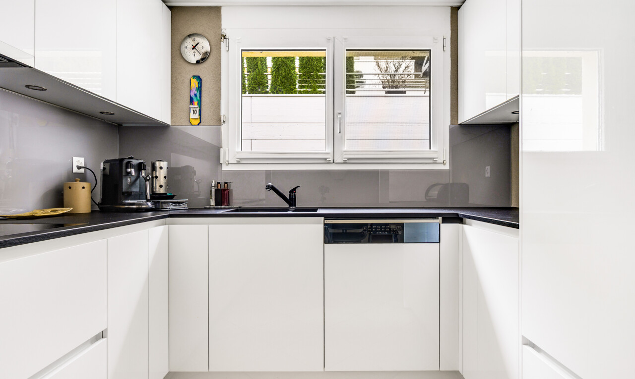 küche mit weiße schränke, natürliches licht, natural light, geschirrspülmaschine, und inside property