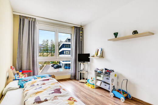 zimmer / schlafzimmer mit inside property, wood finish floor, holzfußboden, natural light, und natürliches licht