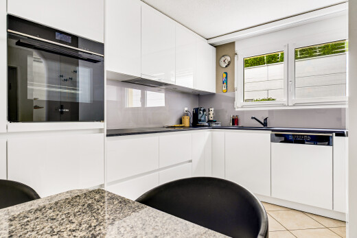 küche mit weiße schränke, natürliches licht, natural light, schränke mit flachen paneelen, und ofen