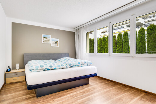 zimmer / schlafzimmer mit drywall, gipskartonwand, inside property, wood finish floor, und holzfußboden