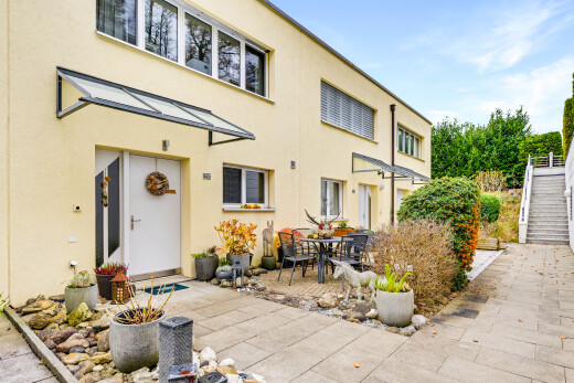 außenansicht mit terrasse, property visible, stuckverkleidung, treppen, und day time