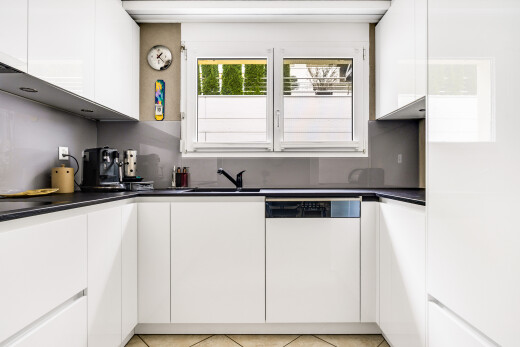 küche mit weiße schränke, natürliches licht, natural light, geschirrspülmaschine, und inside property