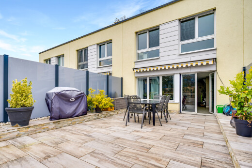 terrasse mit markise, grill, property visible, essbereich im freien, und zaun