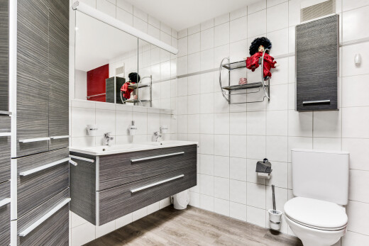 bad mit tile wall, fliesenwand, doppelwaschtisch, wood finish floor, und holzfußboden