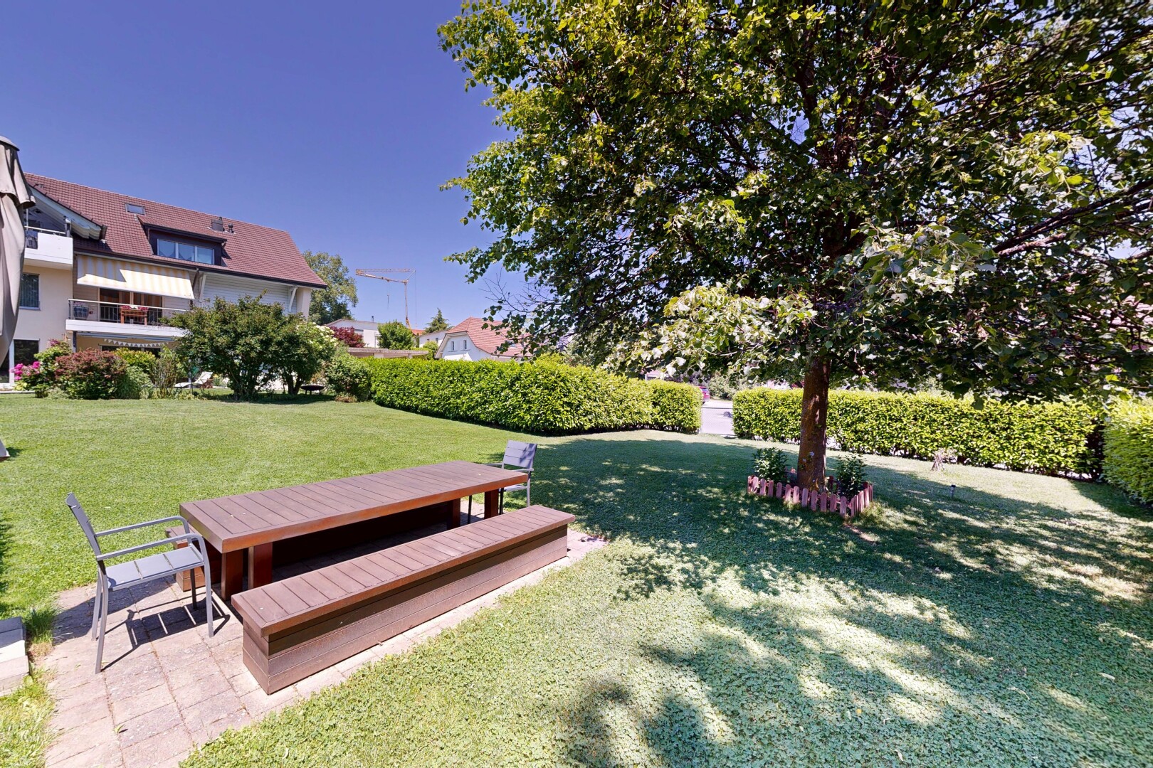 jardin avec pelouse, day time, et terrasse