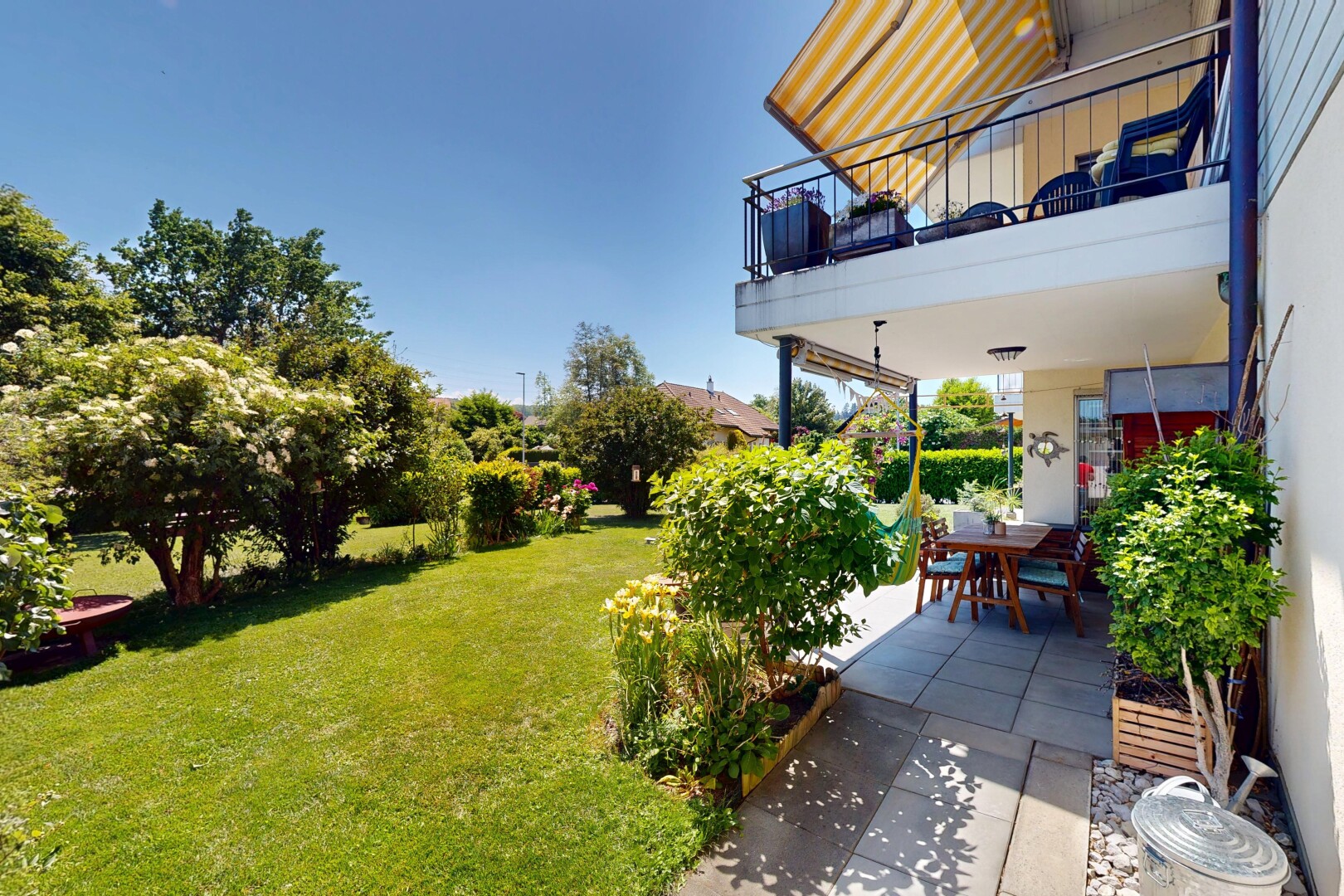 jardin avec coin repas extérieur, terrasse, from property, pelouse, et day time