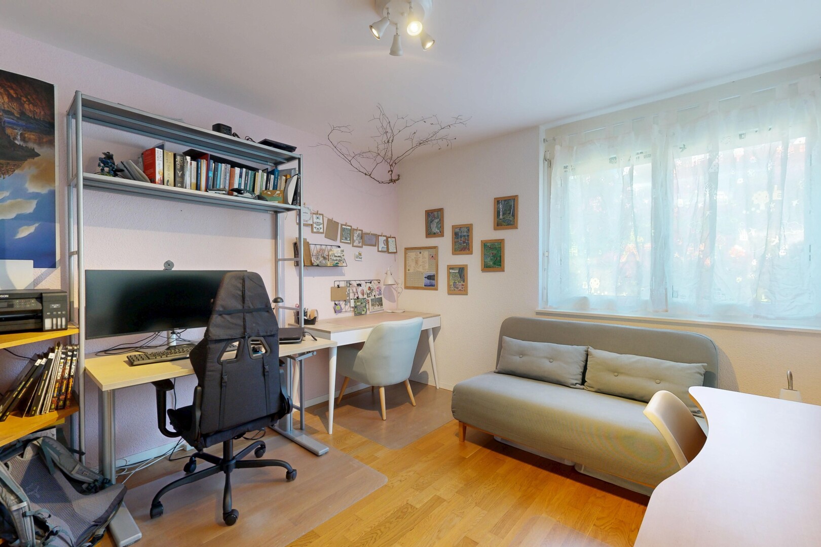 bureau avec espace bureau, inside property, cloison sèche, drywall, et sol en finition bois