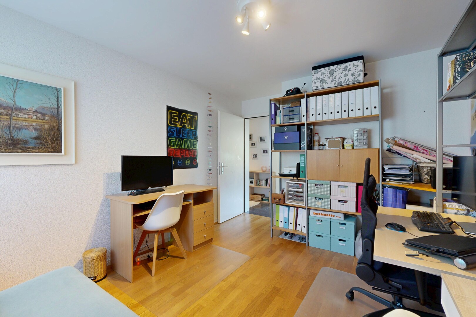 bureau avec espace bureau, inside property, sol en finition bois, wood finish floor, et light floor