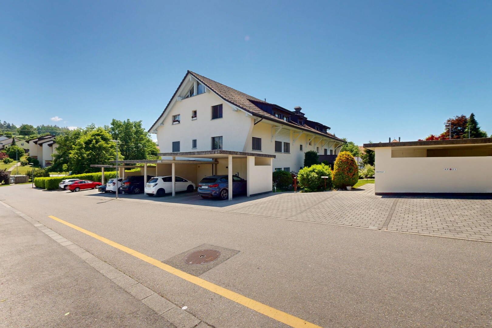 façade avec day time et parking