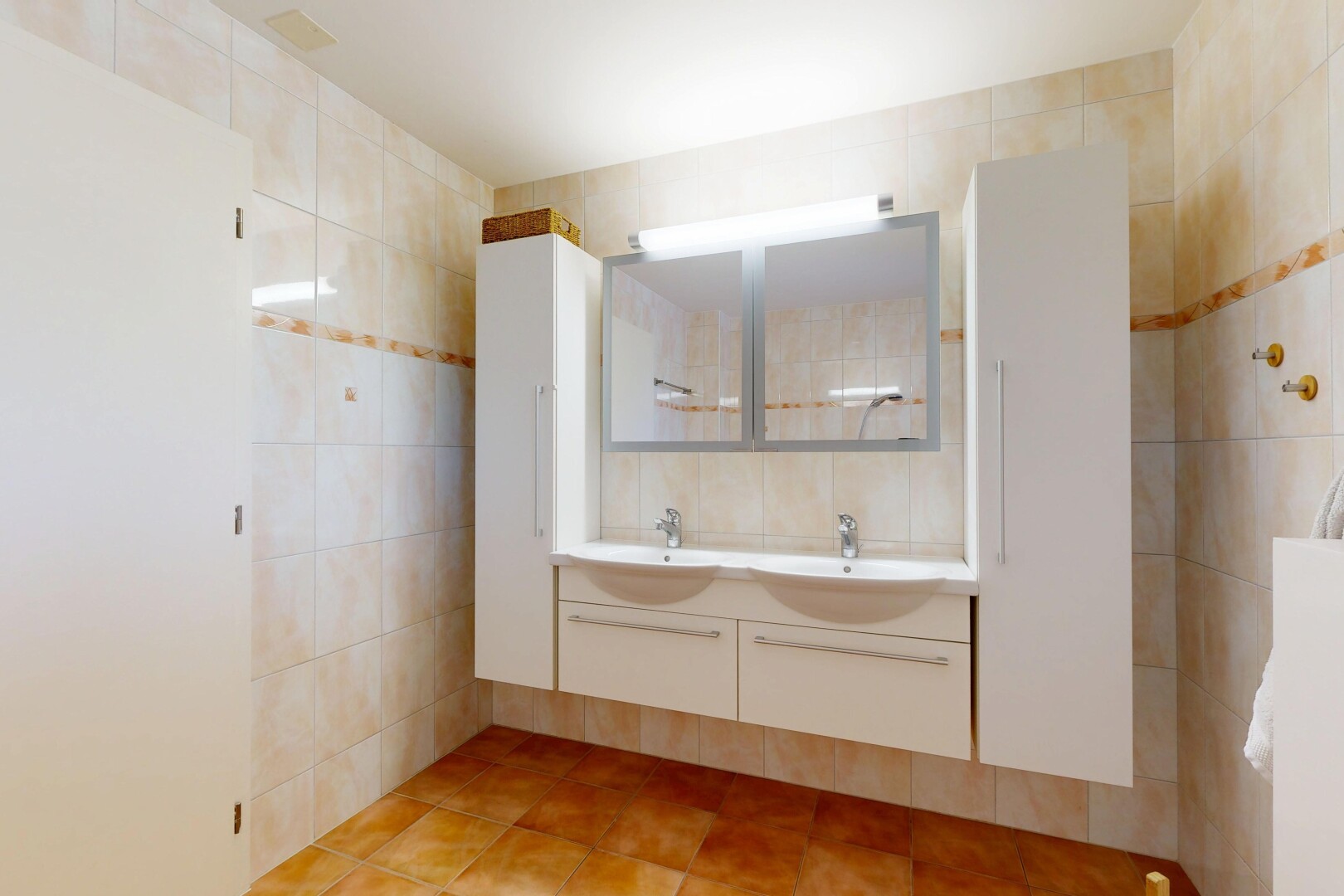 salle de bains avec miroir, double vasque, inside property, light floor, et salle de bain complète