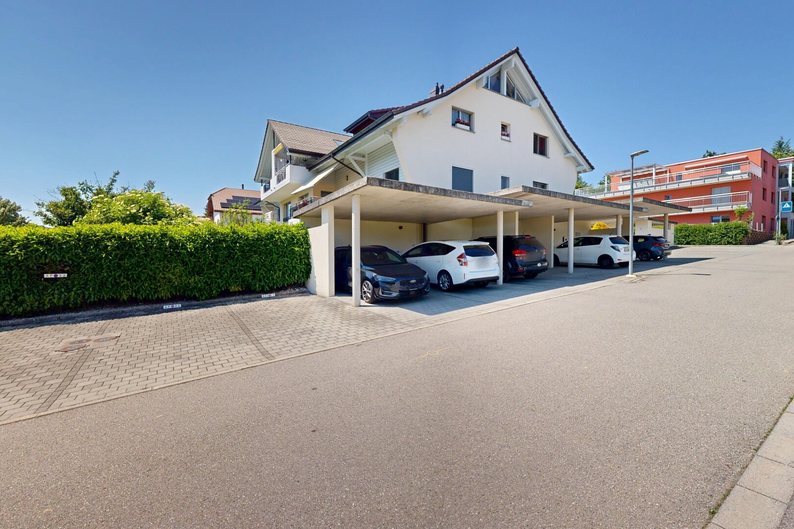 façade avec day time, parking, et bardage en stuc