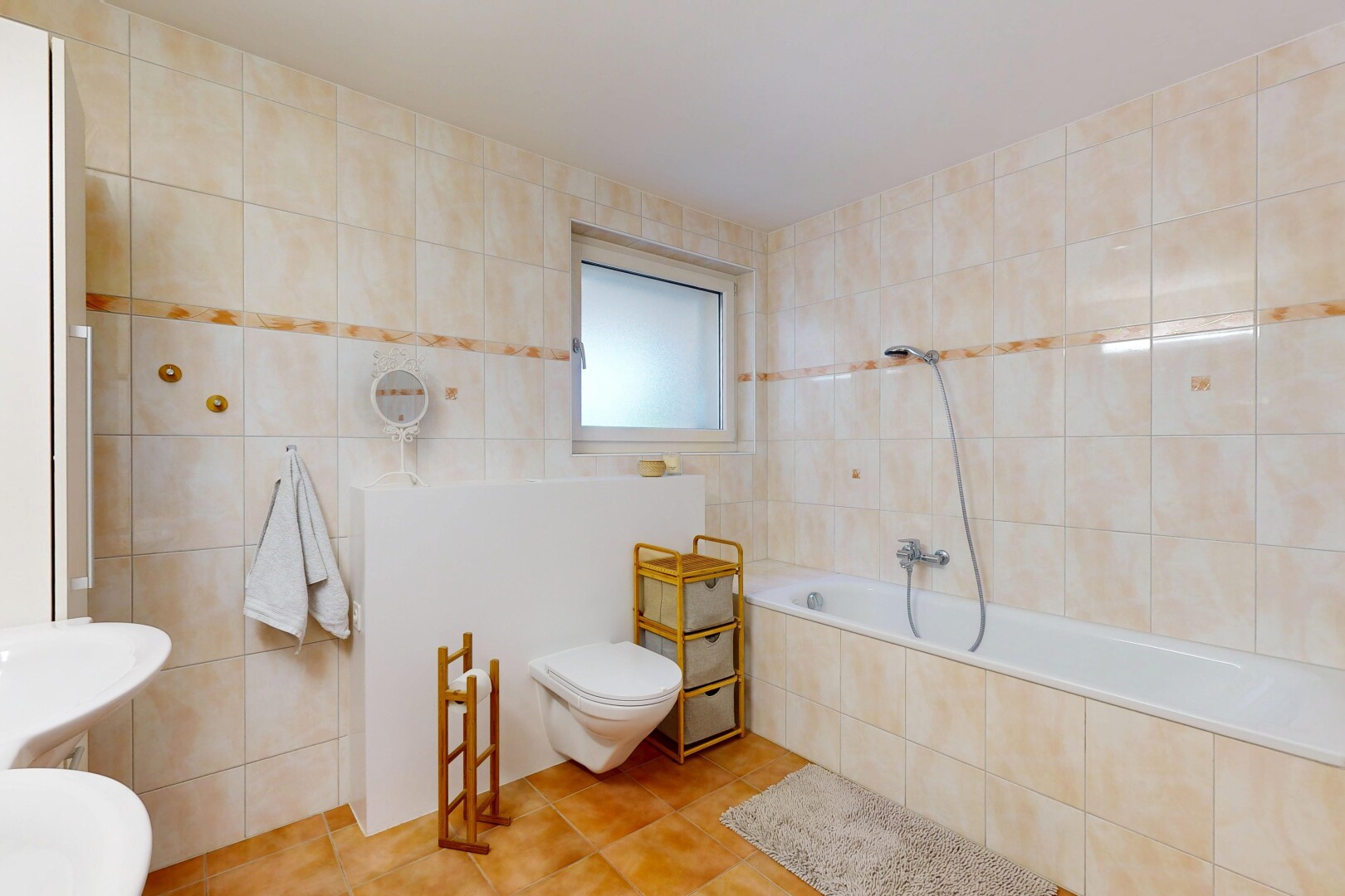 salle de bains avec mur en carrelage, tile wall, salle de bain complète, bain, et inside property