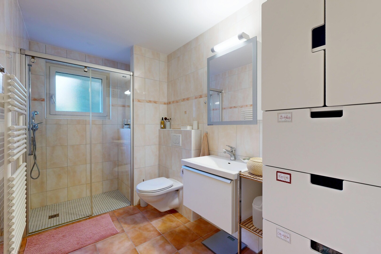 salle de bains avec miroir, chauffe-serviettes, salle de bain complète, douche, et light floor