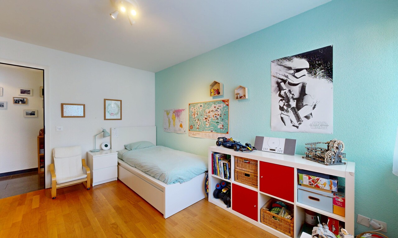 chambre avec sol en finition bois, wood finish floor, inside property, cloison sèche, et drywall