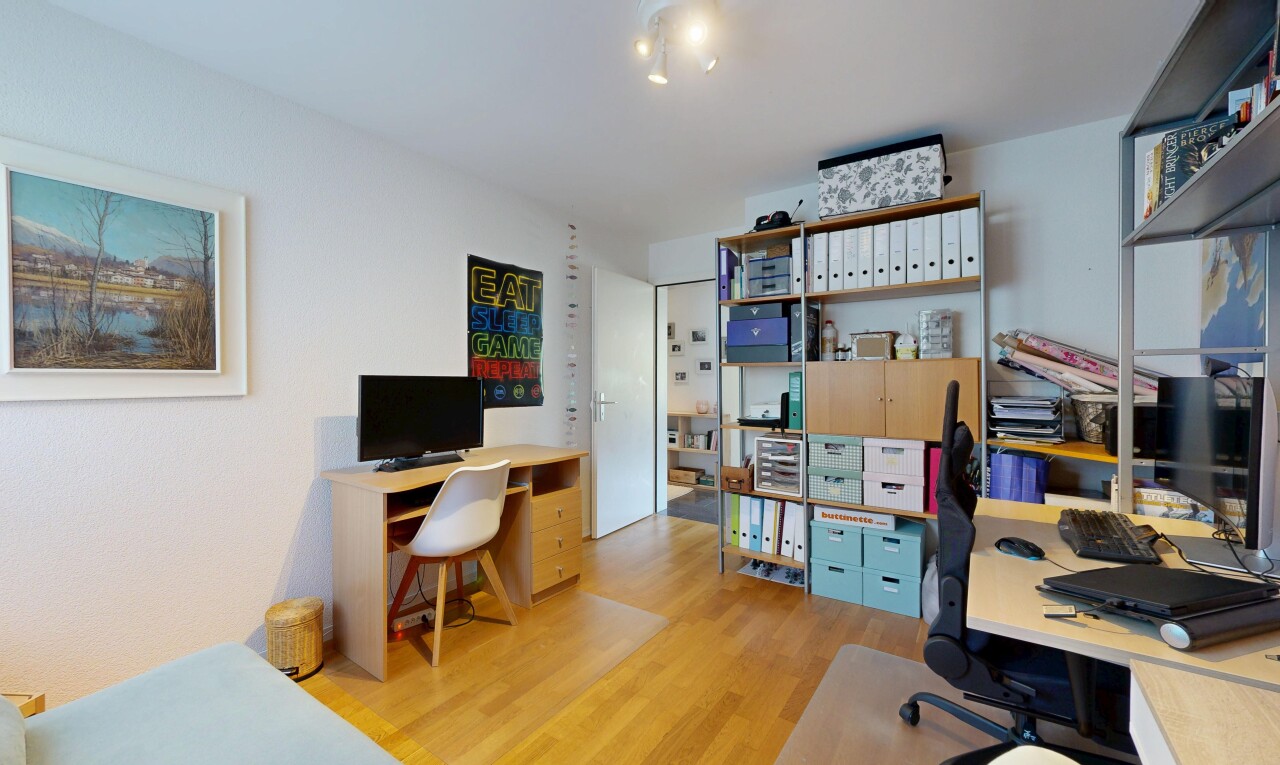 bureau avec espace bureau, inside property, sol en finition bois, wood finish floor, et light floor