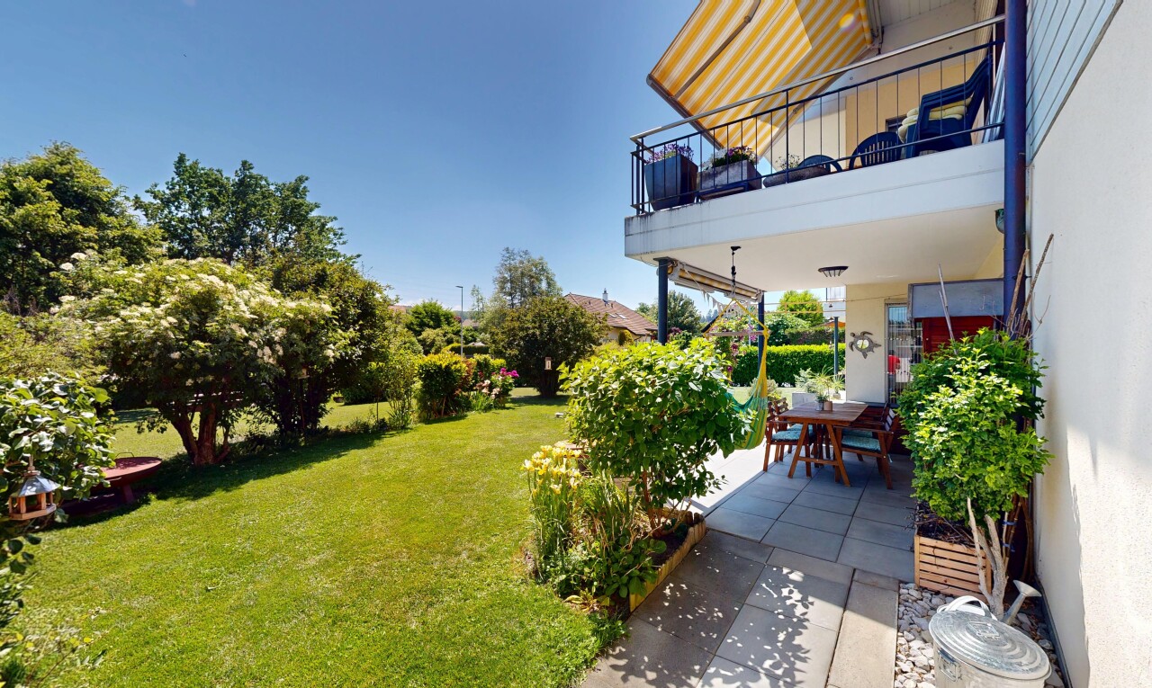 jardin avec coin repas extérieur, terrasse, from property, pelouse, et day time